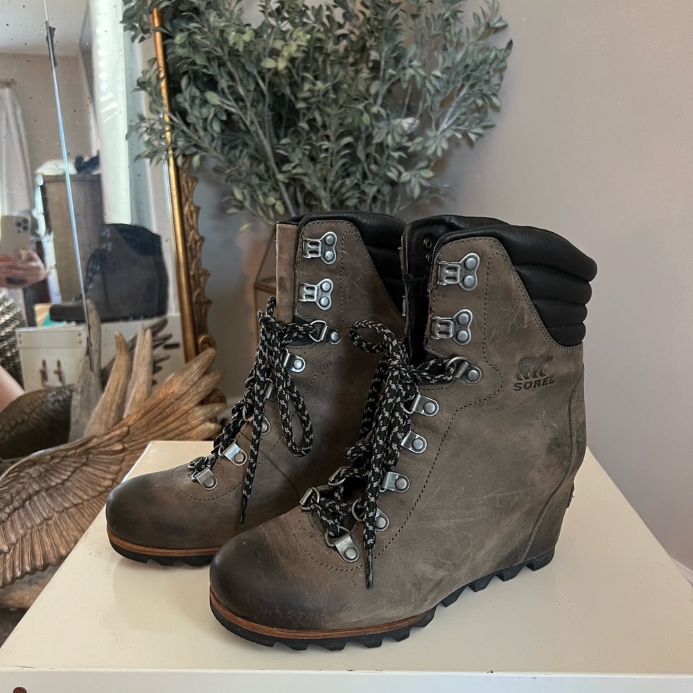 Sorel conquest like new size 7